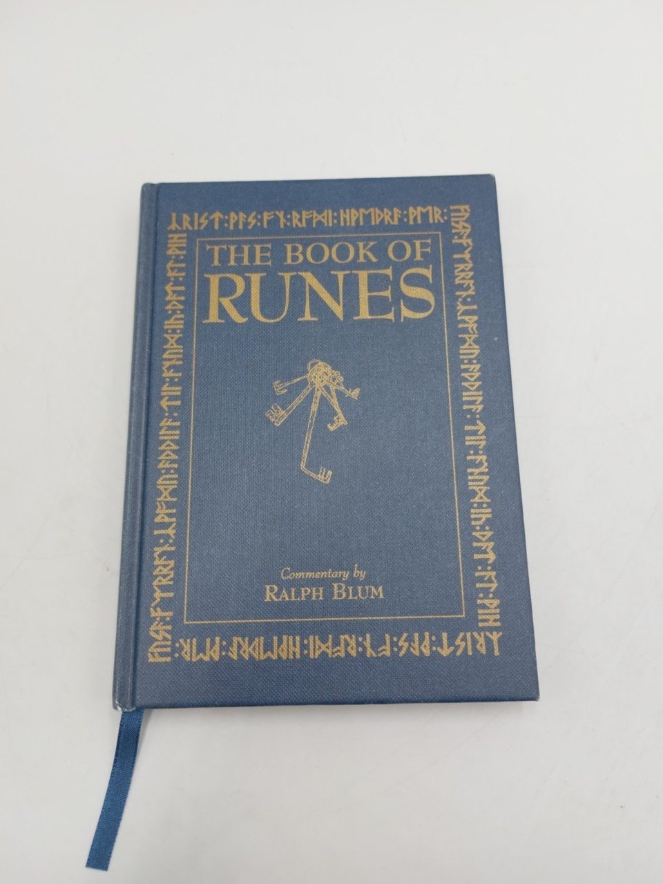 The Book of Runes Ralph Blum With 25 rune Stones