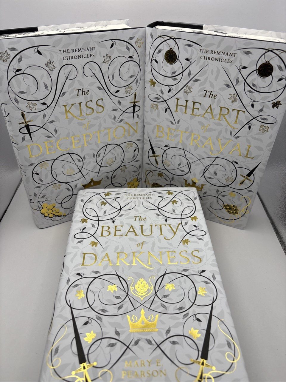 The Remnant Chronicles Fairyloot Triology Exclusive SIGNED Mary E Pearson